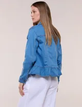 Campera de jean color azul de corte entallado, con cuello camisero, bolsillos frontales con tapa, mangas largas y detalle de faldón peplum en la cintura.