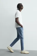 Jeans skinny cropped fit de corte ajustado y tiro medio, con diseño de cinco bolsillos y efecto lavado.