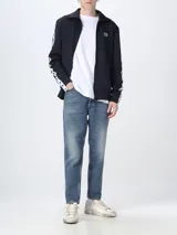 Pantalón de jean celeste de corte recto con bolsillos delanteros y traseros.