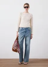 Jeans de denim de corte recto y tiro medio, en tono azul claro con efecto lavado.