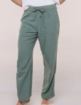 Pantalón de lino de calce holgado y caída ligera, con estampado de rayas verticales en tonos celestes y blancos. Cuenta con cintura elastizada fruncida con cordón ajustable al frente, bolsillos laterales y pierna recta.