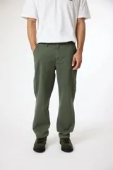 Pantalón chino de hombre color verde oliva, de corte recto y holgado, con puños doblados.