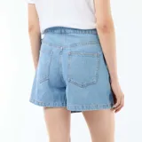 Falda pantalón vaquera de corte cruzado en color azul claro, con detalle de lazo en la cintura.