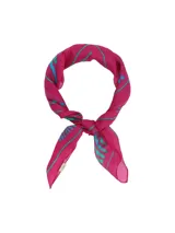 Pañuelo de seda cuadrado, color fucsia, con estampado abstracto en tonos turquesa y azul claro.