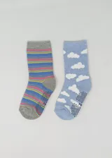 Pack de dos pares de medias de caña media con felpa. Un par a rayas horizontales de colores azul, rosa y amarillo sobre fondo celeste, con puntera y talón en gris. Un par celeste con estampado de nubes blancas y puntera y talón en celeste.