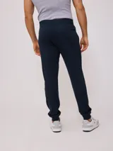 Pantalón deportivo tipo jogging color negro, con cintura elástica ajustable con cordón y logo de la marca en la pierna. Confeccionado en 60% algodón y 40% poliéster.
