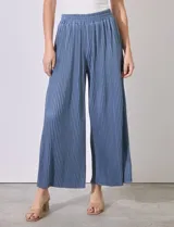 Pantalón fluido color marrón, marca Cupio, con pretina elastizada en punto smock y largo de pierna plisado.