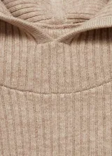 Jersey de punto canalé con diseño crop y ajuste slim fit. Presenta cuello alto con capucha integrada y manga larga.