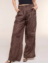 Pantalón wide leg animal print, de tiro medio con pretina ancha elastizada, bolsillos frontales y cierre con broche interno.