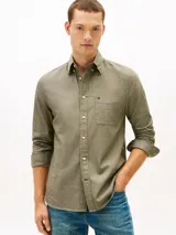 Camisa de manga larga Tommy Hilfiger de corte regular, color verde militar, con cuello abotonado, cierre frontal de botones, bolsillo de parche en el pecho con el logo bordado de la marca y puños con botones.
