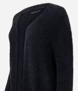 Cardigan largo de punto con textura de pelos, color negro, con mangas largas y bolsillos frontales. Diseño abierto y versátil de la marca Cortelle.