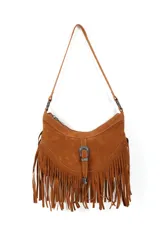 Cartera de hombro estilo western confeccionada en gamuza color marrón, con diseño de flecos largos en la parte inferior y detalle de hebilla metálica decorativa en el centro.