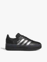 Zapatillas Adidas Gazelle Bold PV, diseñadas en colaboración con la cantante brasileña Pabllo Vittar. Zapatillas de cuero negro con plataforma y las tres tiras laterales plateadas.