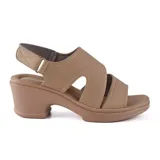 Sandalia de cuero color beige con taco cuadrado y plataforma.