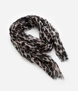Pañuelo rectangular de franela con estampado de leopardo y terminación desflecada.