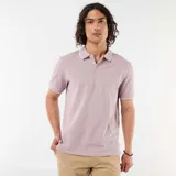 Remera polo de piqué color lila, con cuello camisero y ribetes blancos en el cuello y las mangas. Cuenta con cierre frontal parcial de dos botones y pequeño logo bordado en el pecho.