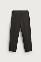 Pantalón regular fit color negro de corte recto, con cintura elástica en los laterales, trabillas, bolsillos frontales y cierre con botón y cremallera.