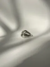 Anillo de plata 950 con diseño escultural de líneas fluidas y dos volúmenes bombé.