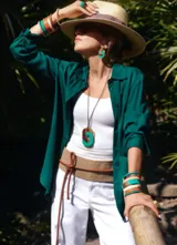 Aros colgantes con clip, realizados en asta color crudo y celeste oscuro, con forma de eslabones entrelazados.