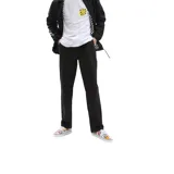 Pantalón negro de algodón orgánico y elastano, corte relajado, cintura elástica con cordón ajustable, bolsillos delanteros inclinados con bolsillo para monedas, presillas "Drop V" y etiqueta de la bandera cosida internamente en la costura del dobladillo.