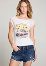 Camiseta blanca de mangas cortas con detalle de mangas en color rosa. Estampado frontal con un Cadillac rosa de Elvis y discos dorados con su firma.