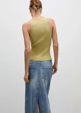 Top sin mangas de tejido de punto fino con textura acanalada, cuello redondo y diseño entallado al cuerpo.