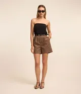 Short de sastrería marca Cortelle, con estampa de animal print de leopardo, trabillas en la cintura, cinturón estrecho de PU con hebilla metalizada y pliegues frontales.