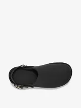 Zueco de la marca UGG modelo Goldenstar, confeccionado en cuero nobuck negro. Presenta una suela de plataforma de EVA ultra liviana y una correa trasera ajustable con hebilla metálica dorada.