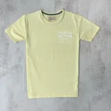 Remera color amarillo claro de algodón con estampa frontal en blanco con el texto "American Native Goods. Proudly made by Dixon Co.".