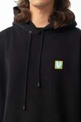 Canguro negro con capucha, de corte holgado. Estampado en la espalda con ilustración de calavera fumando y diseño de inspiración oriental.