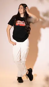 Remera negra de algodón con estampado de un autobús londinense rojo y la frase "I Love London".