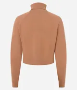 Blusa de punto color verde, con cuello alto y manga larga. Diseño básico y ajustado al cuerpo.