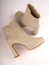 Botines de caña baja color beige, con efecto cuero, punta cuadrada, plataforma y tacón geométrico.