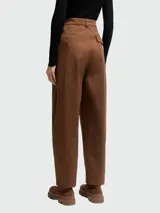Pantalón de corte recto con cintura alta, cierre frontal con botón y costuras verticales decorativas en el frente.