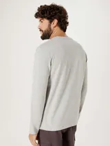 Camiseta unisex de manga larga color beige, con escote en V.