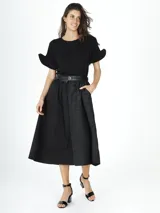 Falda midi negra de tafeta con diseño croco, corte evasé y cinturón fino.