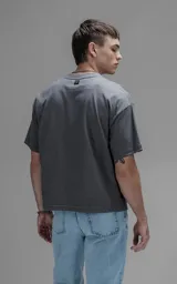 Remera de corte boxy, silueta amplia y recta, con cuello redondo y mangas cortas. Confeccionada en algodón premium, presenta un calce relajado y moderno.