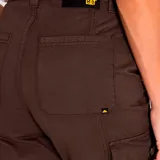 Pantalón cargo de corte recto en color marrón oliva, con bolsillos laterales de carga en los muslos, bolsillos frontales profundos y bolsillos traseros de parche. Presenta cierre con cremallera y broche, con costuras reforzadas a lo largo de las piernas.