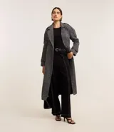 Pantalón recto de cintura alta color negro, confeccionado en tejido ponto roma con viscosa sostenible. Presenta trabillas en la cintura y costuras aparentes en rayas dobles en la parte delantera y en las barras.