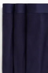 Pack de tres calzoncillos tipo trunk de color azul marino, confeccionados en punto elástico con costuras planas y cintura elástica. Presentan un diseño con parte delantera forrada y tecnología que mantiene la forma.
