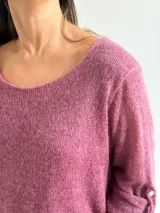 Sweater Ginebra de punto color magenta, con escote redondo, mangas largas con presilla y botón para ajustar, y diseño holgado con bajo asimétrico.