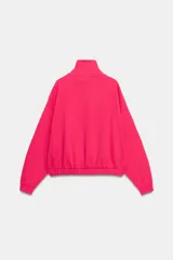 Sudadera de cuello alto con cierre de cremallera frontal y tejido interior en contraste. Cuenta con mangas largas, bolsillos de vivo en los laterales y detalle de logo bordado en el pecho. Diseño de la colección especial Fruit of the Loom x Zara.
