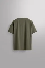 Camiseta de entrenamiento de corte relajado, confeccionada en tejido técnico ligero y elástico con textura microperforada. Presenta cuello redondo, manga corta y costuras termofijadas.