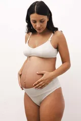 Bombacha tipo culotte con faja alta de algodón suave y respirable, diseñada para brindar sujeción delicada durante el embarazo y postparto.