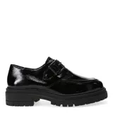 Zapato tipo mocasín de charol negro con suela track gruesa y cierre mediante hebilla metálica en el empeine.