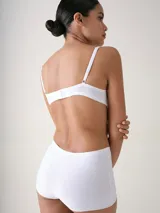 Culotte de tiro medio color beige, confeccionado con microfibra de corte láser y diseño sin costuras, con fundillo de algodón.