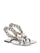 Sandalias plateadas con estampado animal print, tira de dedo y cadena decorativa con dije de cristal.