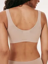 Top negro con tirantes anchos y escote en V.