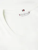 Remera de manga larga Tommy Hilfiger de corte slim en color blanco, confeccionada en tejido acanalado con escote amplio y logo bordado en el puño.