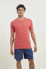 Remera gris con bolsillo ojal en el pecho, de manga corta y cuello redondo.